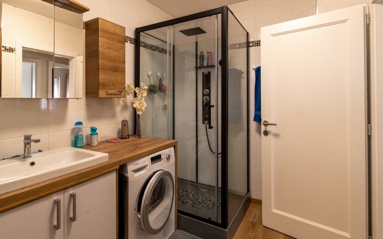 (AAA) Renoviertes Einfamilienhaus in ruhiger Lage Nähe Balaton (33884) — Modern bathroom with walk-in shower and practical laundry integration