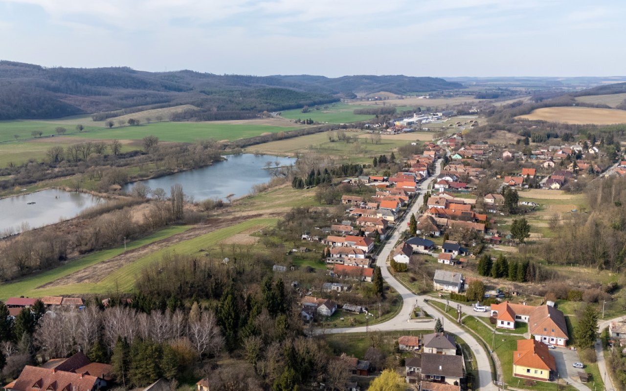 (AAA) Renoviertes Einfamilienhaus in ruhiger Lage Nähe Balaton (33884) — Idyllic rural setting with river view