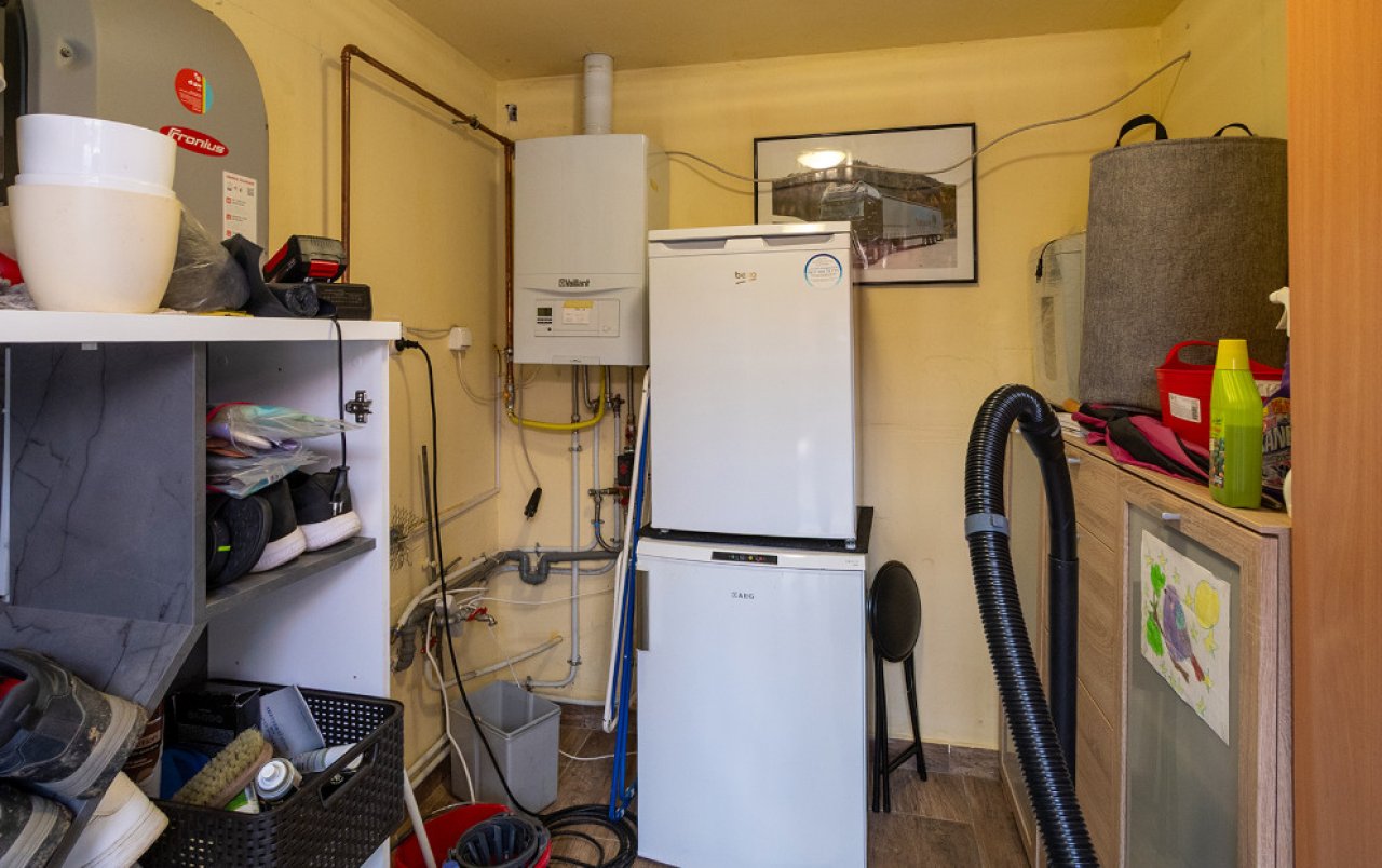 (AAA) Renoviertes Einfamilienhaus in ruhiger Lage Nähe Balaton (33884) — Technical utility room with modern heating system and practical storage facilities
