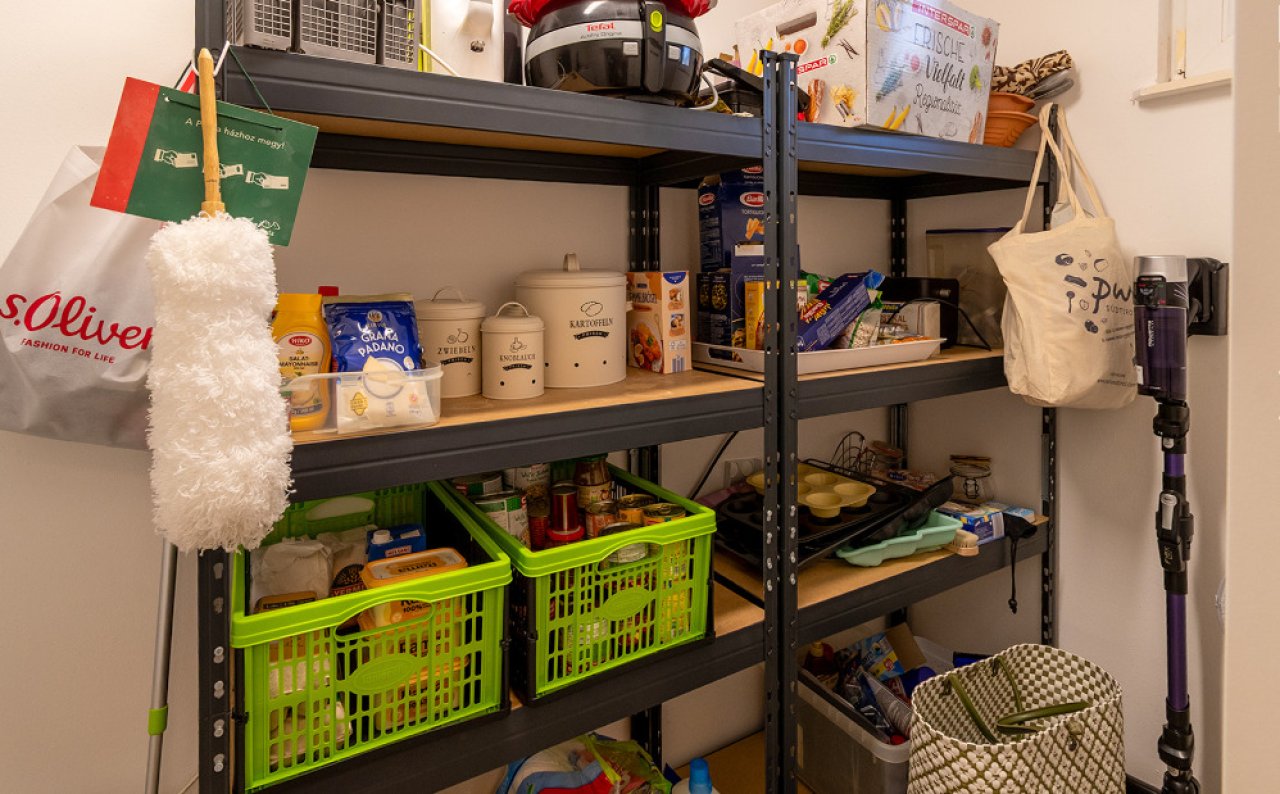 (AAA) Renoviertes Einfamilienhaus in ruhiger Lage Nähe Balaton (33884) — Practical storage room with a sturdy shelving system and optimal space organization