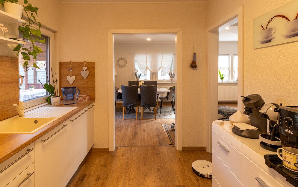 (AAA) Renoviertes Einfamilienhaus in ruhiger Lage Nähe Balaton (33884) — Open kitchen with flowing layout and direct connection to the living area