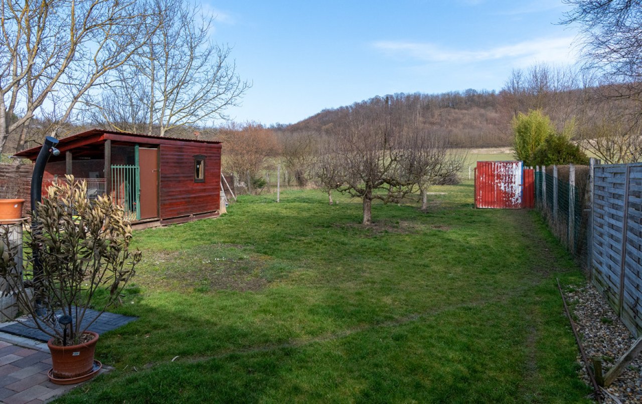 (AAA) Renoviertes Einfamilienhaus in ruhiger Lage Nähe Balaton (33884) — Functional garden plot with a tool shed and versatile storage options