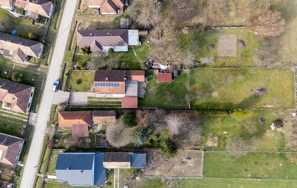 (AAA) Renoviertes Einfamilienhaus in ruhiger Lage Nähe Balaton (33884) — Aerial view: Versatile estate with converted outbuildings and extensive green spaces.
