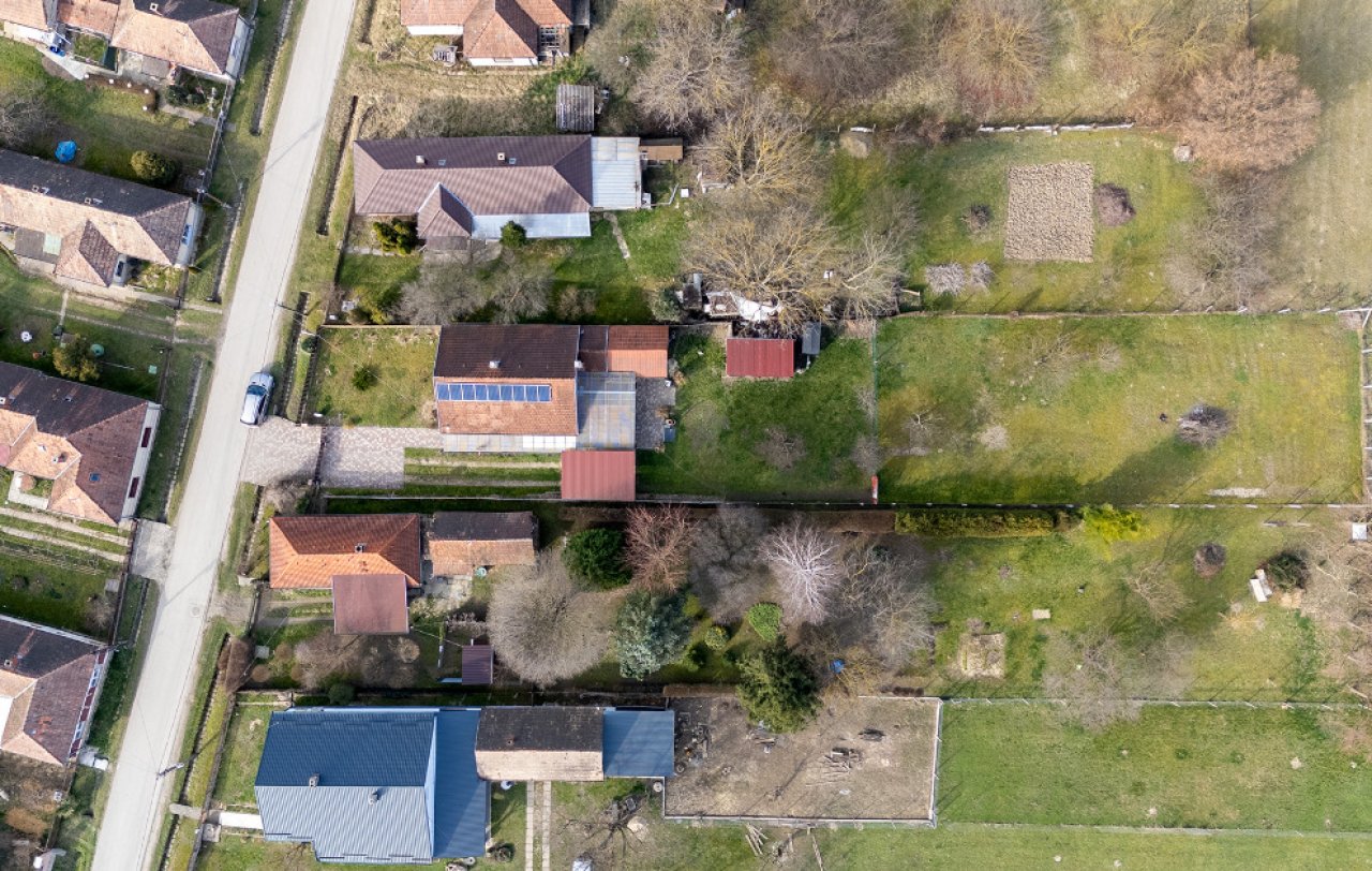 (AAA) Renoviertes Einfamilienhaus in ruhiger Lage Nähe Balaton (33884) — Aerial view: Versatile estate with converted outbuildings and extensive green spaces.