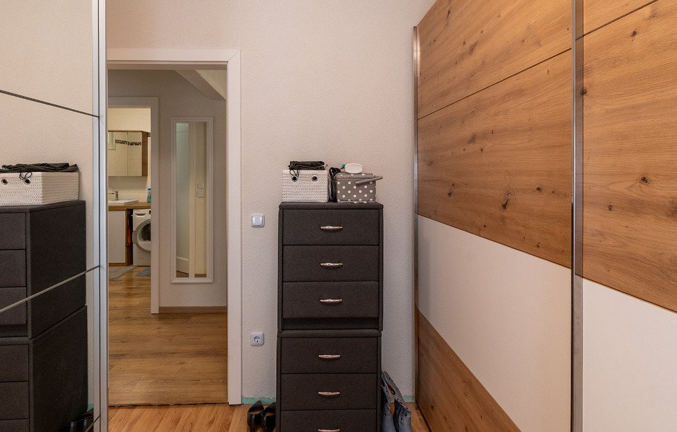 (AAA) Renoviertes Einfamilienhaus in ruhiger Lage Nähe Balaton (33884) — Practical sleeping area with walk-in closet and direct bathroom access