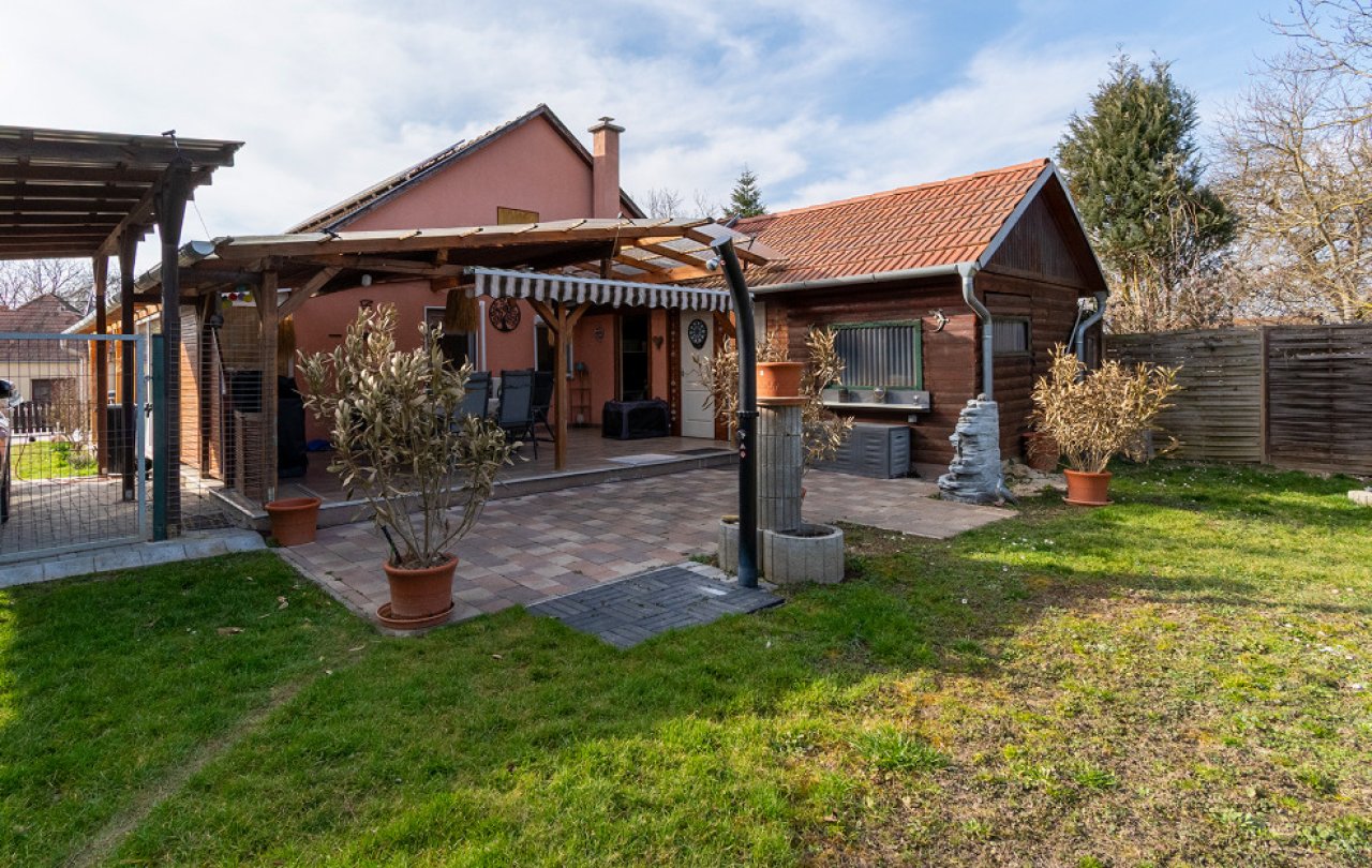 (AAA) Renoviertes Einfamilienhaus in ruhiger Lage Nähe Balaton (33884) — Terrace area with a solid wooden roof and direct access to the garden