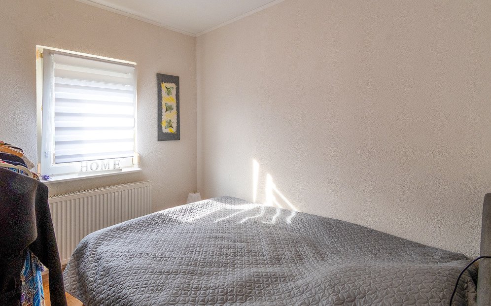 (AAA) Renoviertes Einfamilienhaus in ruhiger Lage Nähe Balaton (33884) — Bright bedroom with windowsill and efficient temperature control