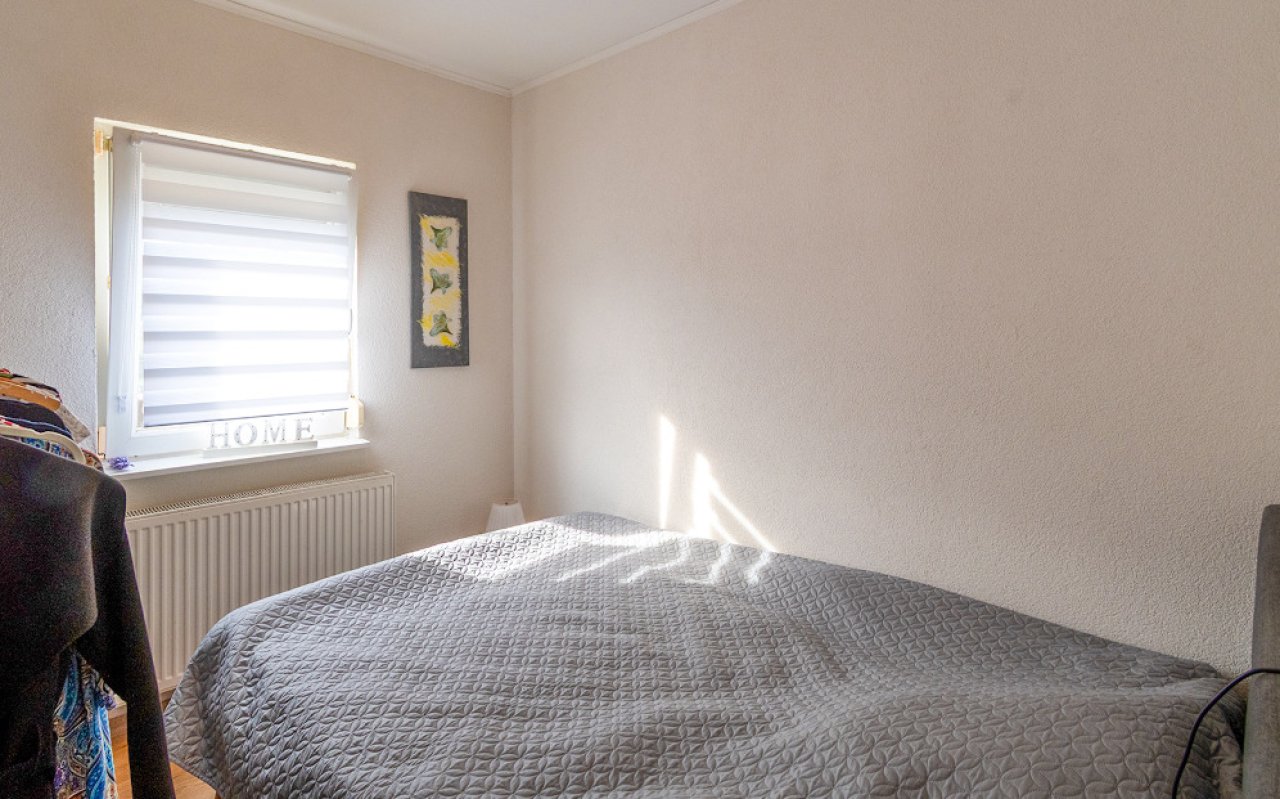 (AAA) Renoviertes Einfamilienhaus in ruhiger Lage Nähe Balaton (33884) — Bright bedroom with windowsill and efficient temperature control