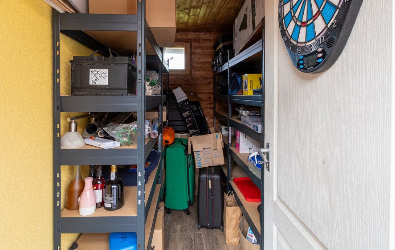 (AAA) Renoviertes Einfamilienhaus in ruhiger Lage Nähe Balaton (33884) — Practical storage room with intelligent shelving system and optimal space utilization