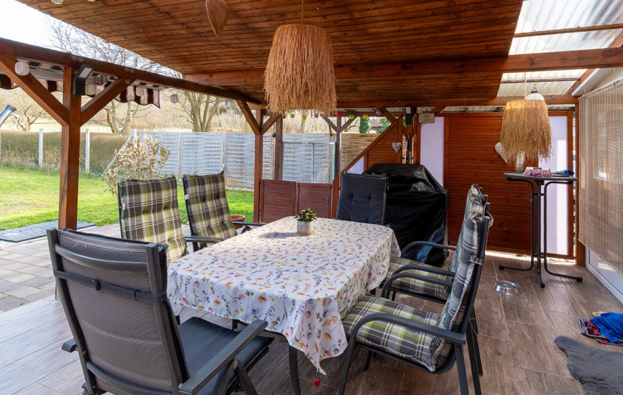 (AAA) Renoviertes Einfamilienhaus in ruhiger Lage Nähe Balaton (33884) — Covered terrace with solid wood construction and direct garden view