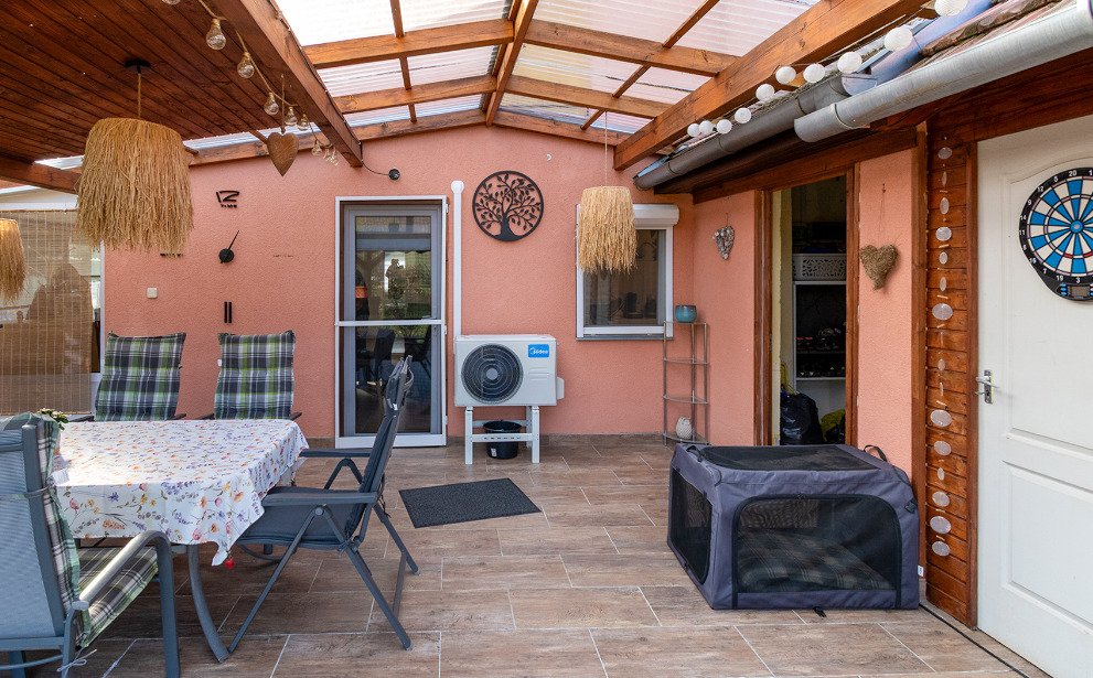 (AAA) Renoviertes Einfamilienhaus in ruhiger Lage Nähe Balaton (33884) — Brightly lit terrace hall with wooden beam ceiling and direct garden access