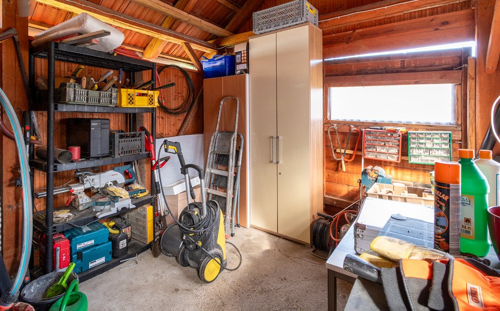 (AAA) Renoviertes Einfamilienhaus in ruhiger Lage Nähe Balaton (33884) — Practical workshop with sturdy wooden construction and extensive storage options