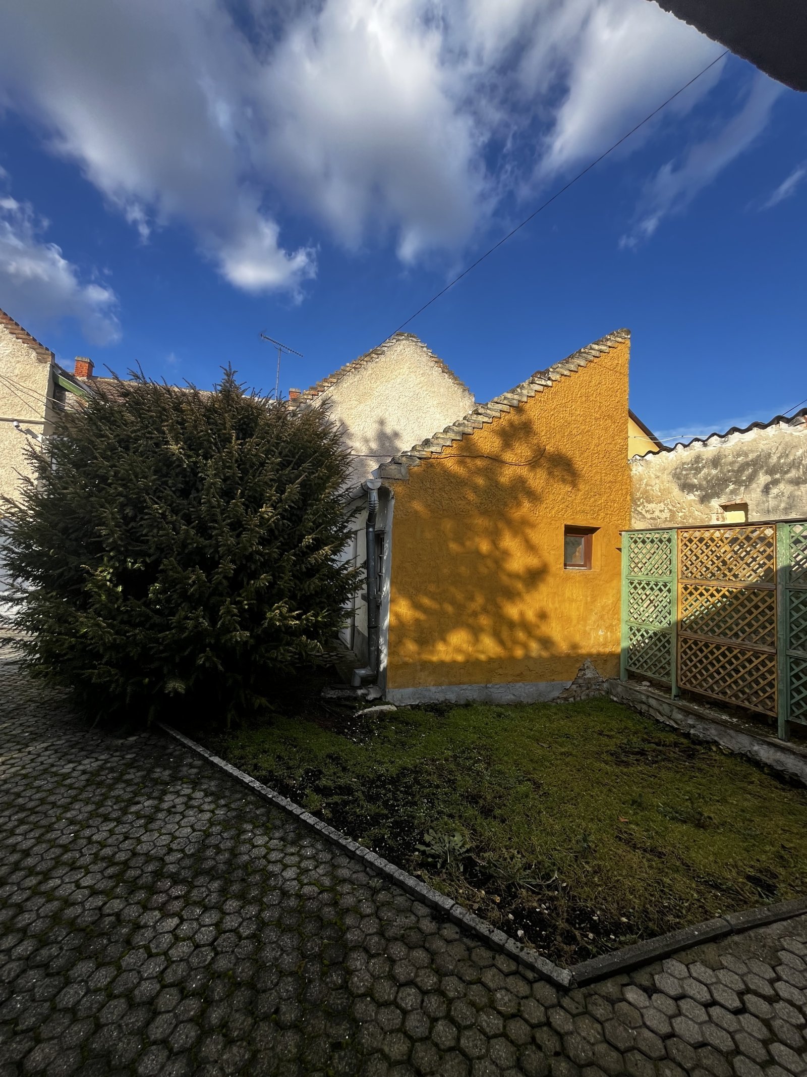 (ABA) Einfamilienhaus / Existenz mit vielfältigen Nutzungsmöglichkeiten im schönen Tapolca