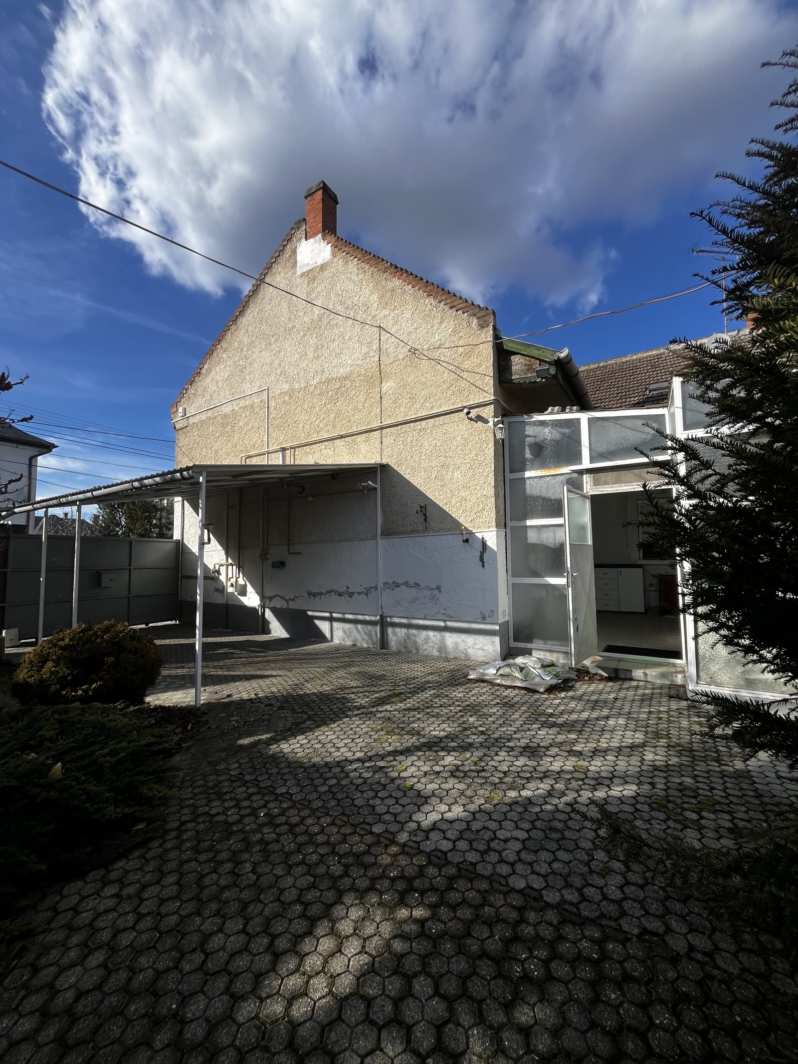 (ABA) Einfamilienhaus / Existenz mit vielfältigen Nutzungsmöglichkeiten im schönen Tapolca