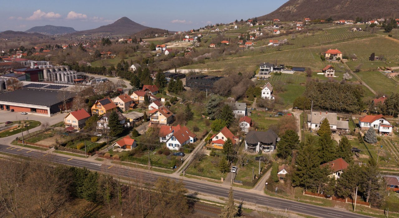 (AAA)  Anspruchsvoll renovierte Doppelhaushälfte mit Balaton-Panorama (33886)