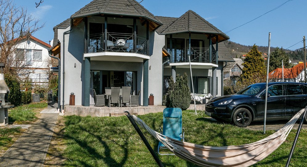 (AAA) Anspruchsvoll renovierte Doppelhaushälfte mit Balaton-Panorama
