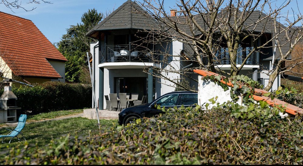 (AAA) Anspruchsvoll renovierte Doppelhaushälfte mit Balaton-Panorama (33886)