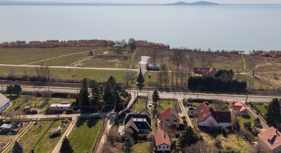 (AAA) Anspruchsvoll renovierte Doppelhaushälfte mit Balaton-Panorama (33886)