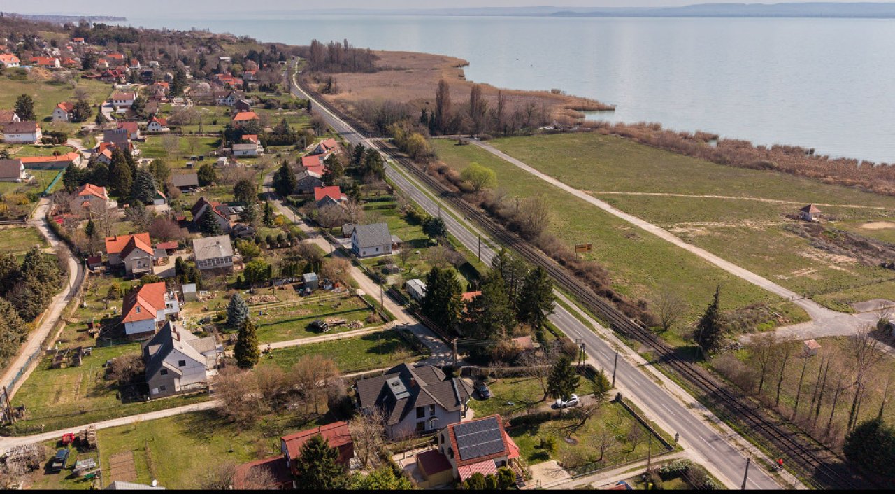 (AAA)  Anspruchsvoll renovierte Doppelhaushälfte mit Balaton-Panorama (33886)