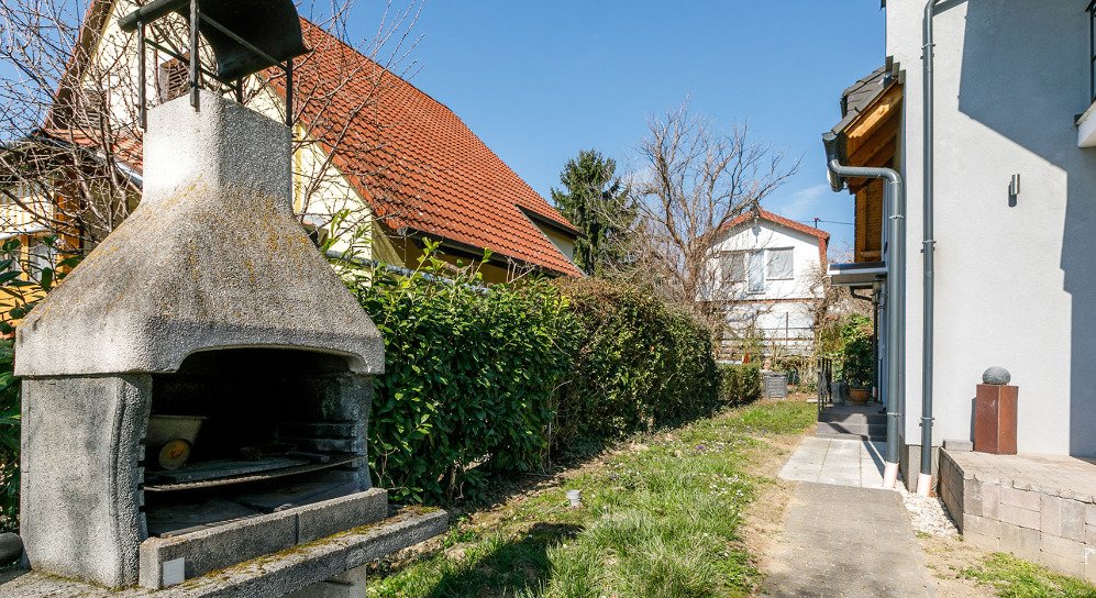 (AAA) Anspruchsvoll renovierte Doppelhaushälfte mit Balaton-Panorama (33886)
