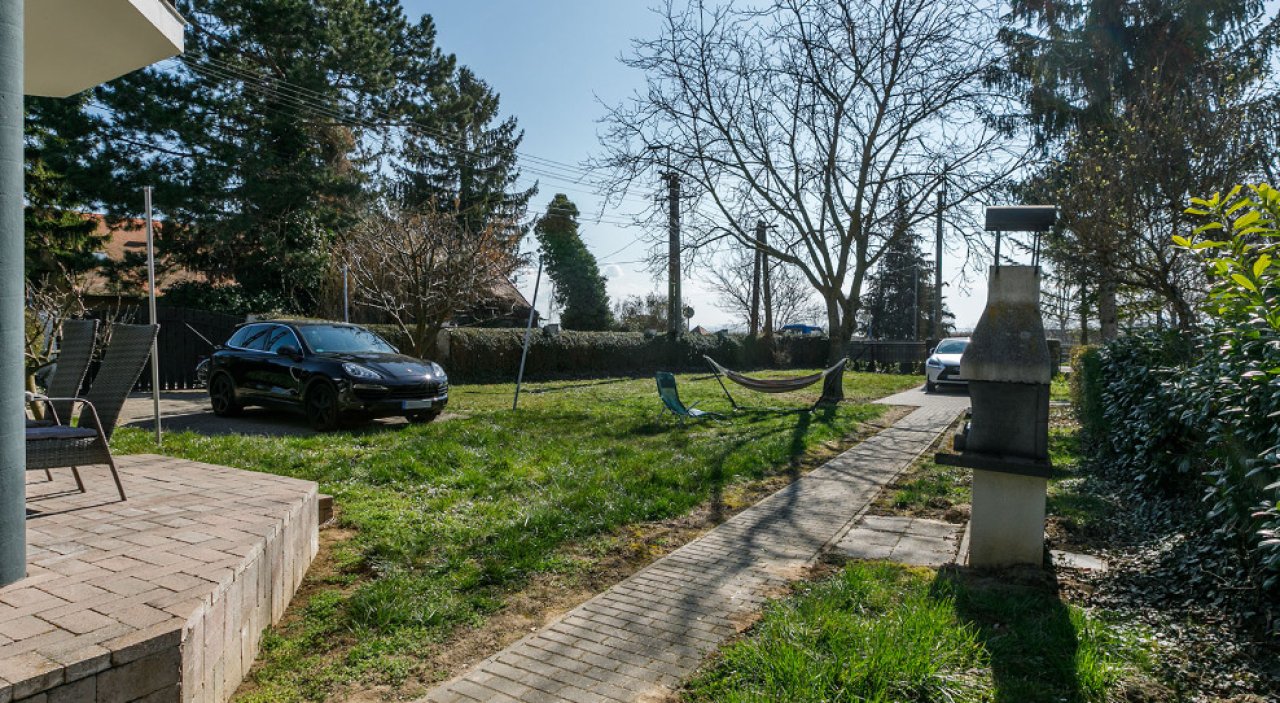 (AAA)  Anspruchsvoll renovierte Doppelhaushälfte mit Balaton-Panorama (33886)