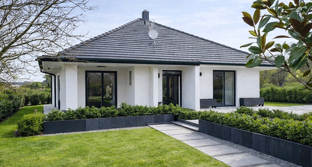(AAA) Neubau, modernes Einfamilienhaus in einer ruhigen Straße (33388) — Moderne Architektur mit großflächigen Schiebeelementen und nahtloser Verbindung zum Außenbereich