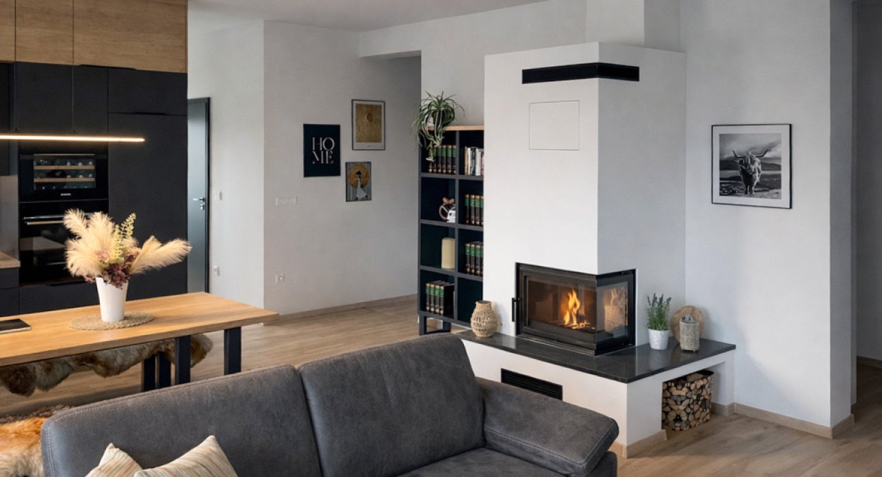 (AAA) Neubau, modernes Einfamilienhaus in einer ruhigen Straße (33388) — Wohnbereich mit zentralem Kaminofen und intelligenter Raumaufteilung zwischen Wohn- und Küchenzone