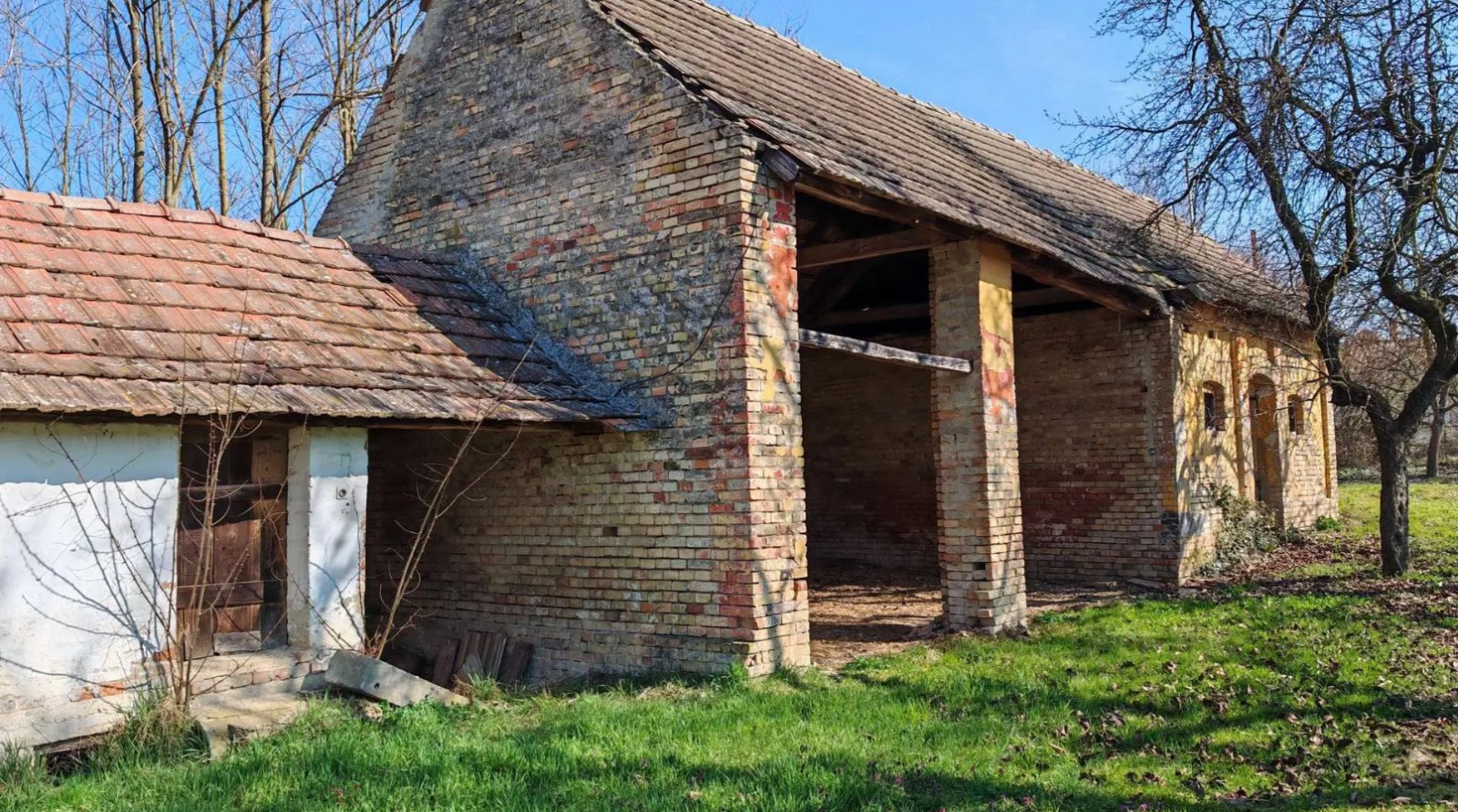 (A-A) Großes Grundstück für Neubau, Tierhaltung in ruhiger Lage