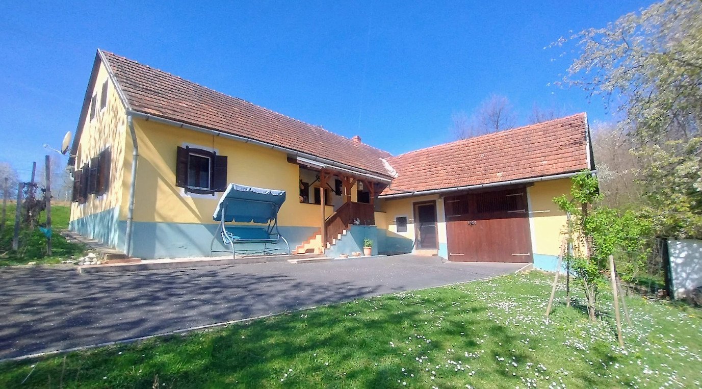 Panorama-Waldhaus auf dem Berggipfel im wunderschönen Vendvidék, im Gebiet des Nationalparks Őrség