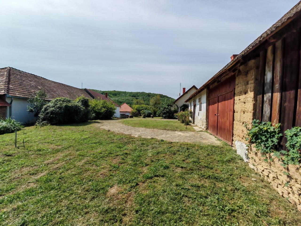 UNGARN: Traditionelles ungarisches Landhaus mit viel Atmosphäre und einem großen Grundstück (AAA) (MW006-2)