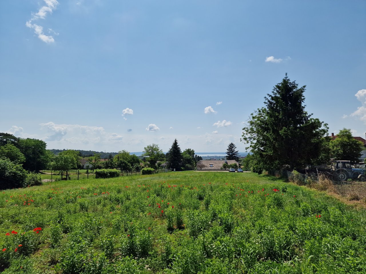 2 schöne Baugrundstücke mit teilweise Seeblick am Nordufer des Balaton