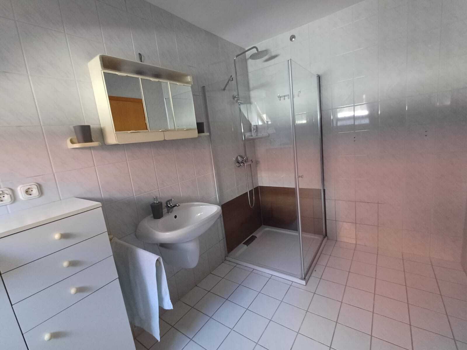 (AAA) Renditeobjekt: Mehrfamilienhaus mit 5 Wohnungen im weltberühmten Thermalbad (KE09)