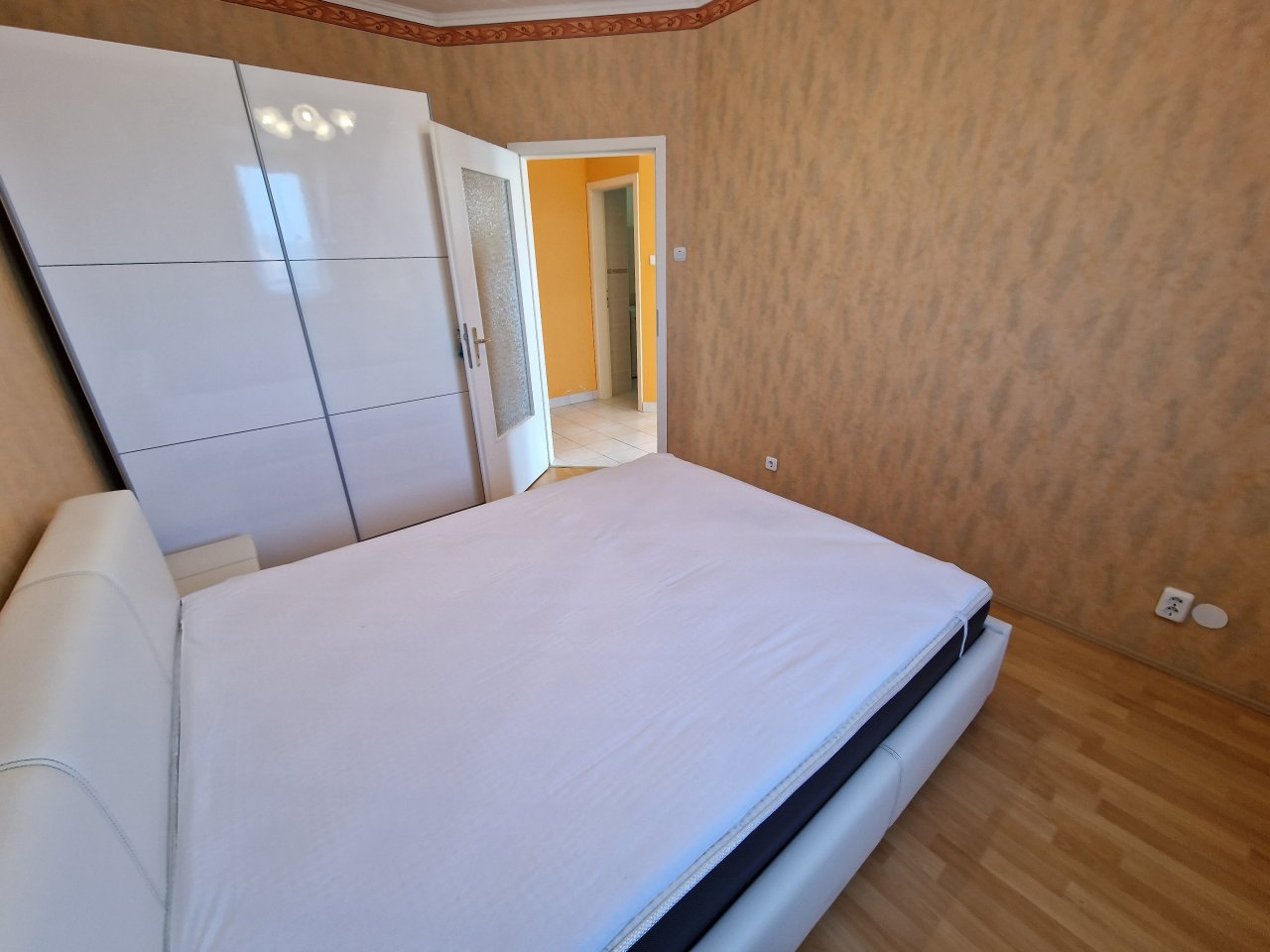 (AAA) Möblierte Mietwohnung mit sonnigem Balkon im Zentrum von Héviz (HCM88-5)