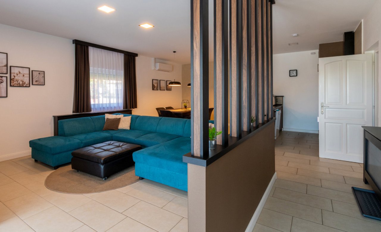 (AAA) Stilvolle und moderne Villa mit Pool am Nordufer (33902)