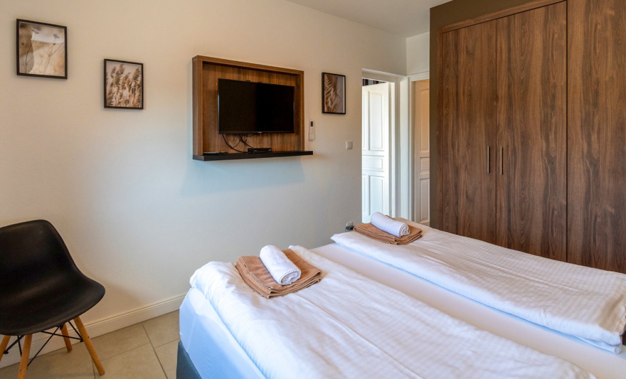 (AAA) Stilvolle und moderne Villa mit Pool am Nordufer (33902)
