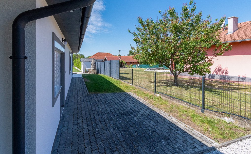 (AAA) Stilvolle und moderne Villa mit Pool am Nordufer