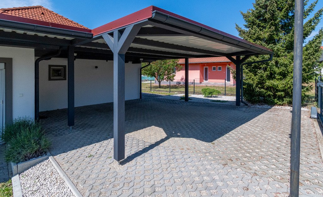 (AAA) Stilvolle und moderne Villa mit Pool am Nordufer