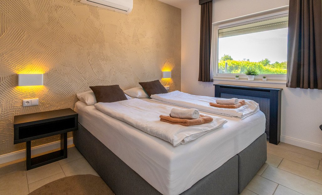 (AAA) Stilvolle und moderne Villa mit Pool am Nordufer (33902)