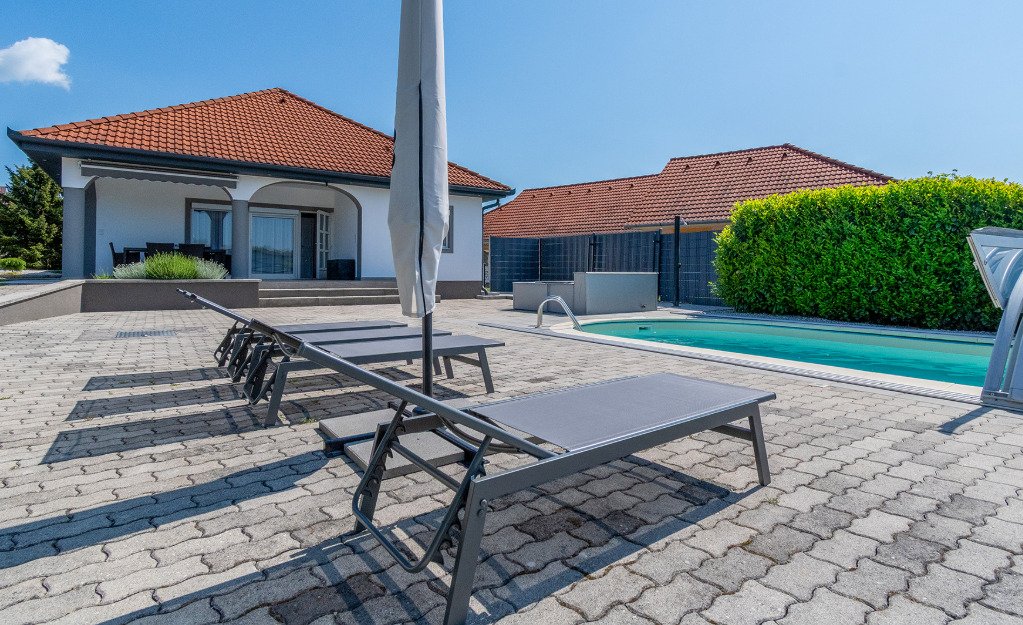 (AAA) Stilvolle und moderne Villa mit Pool am Nordufer