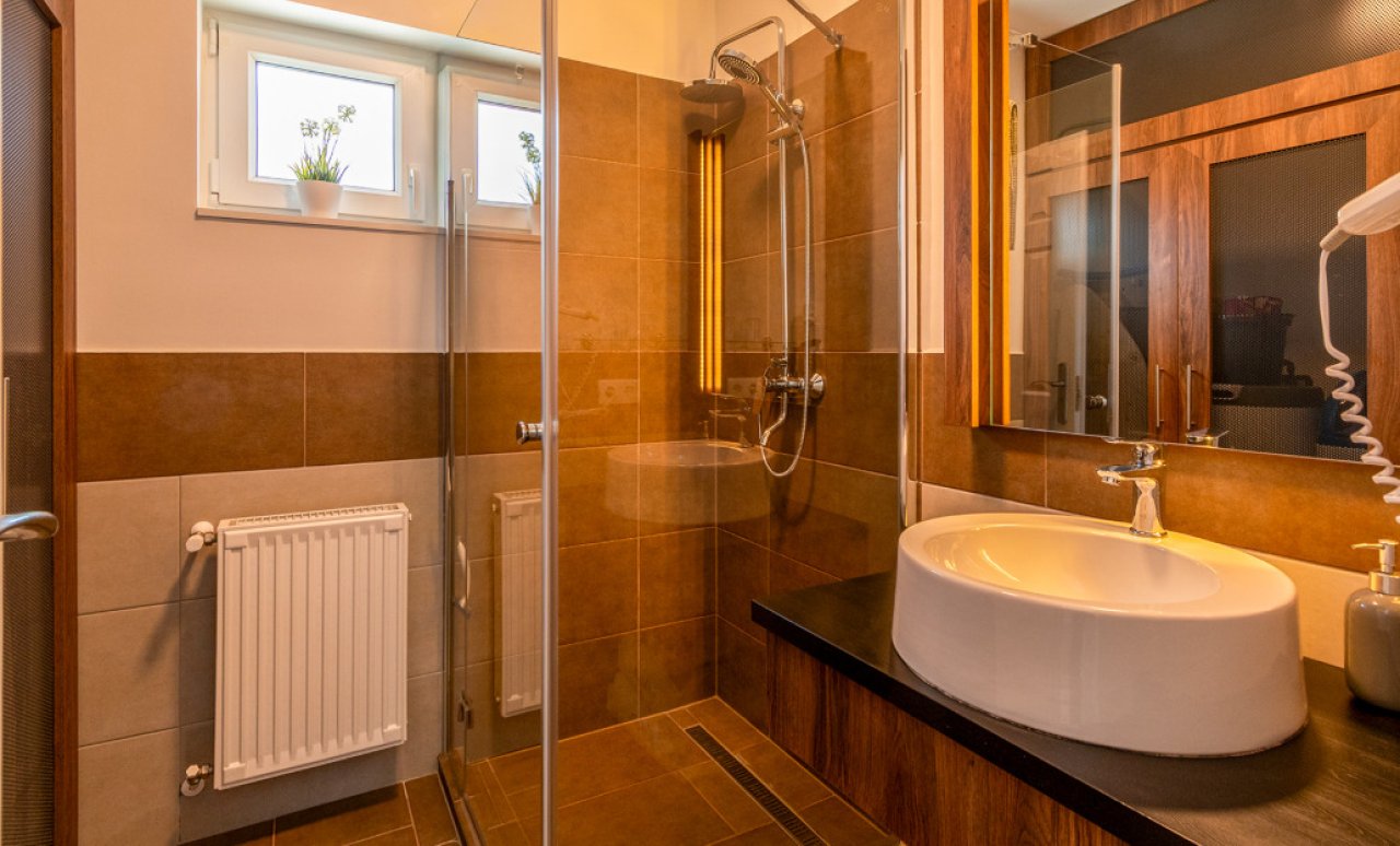 (AAA) Stilvolle und moderne Villa mit Pool am Nordufer (33902)