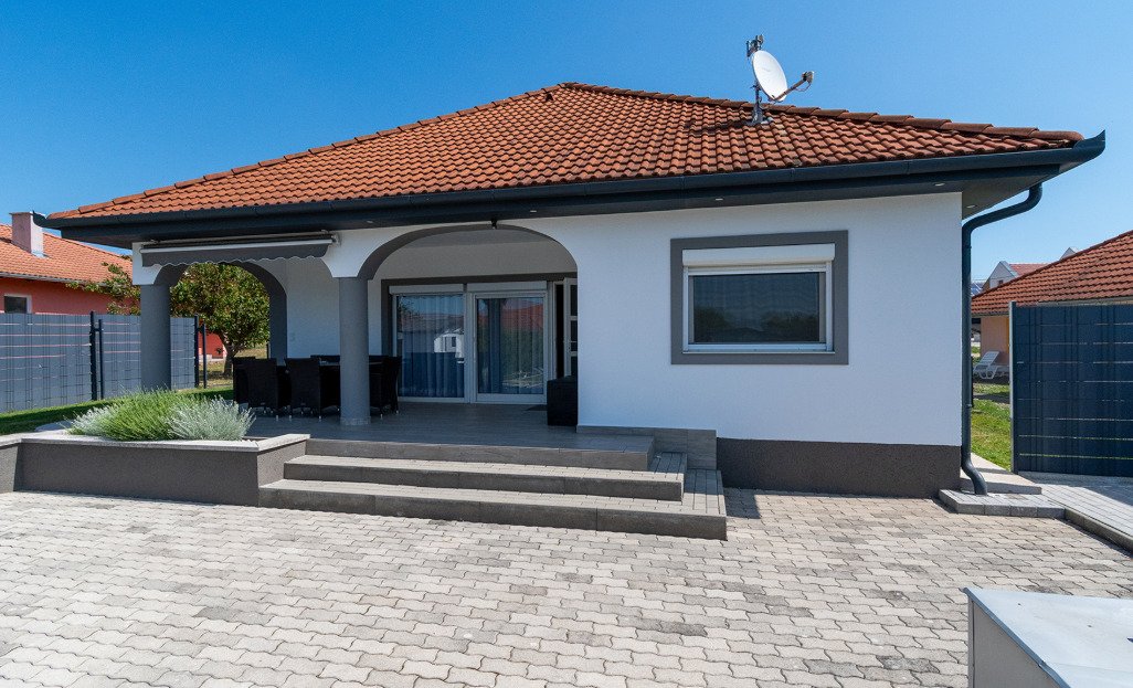 (AAA) Stilvolle und moderne Villa mit Pool am Nordufer (33902)