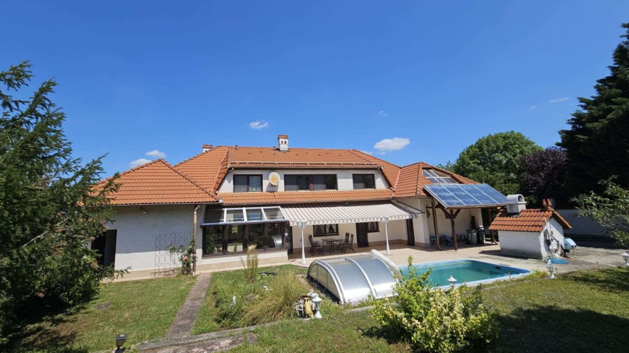 Großzügiges Wohnhaus mit 3 Einheiten, Pool und parkähnlichem Garten (CM225)