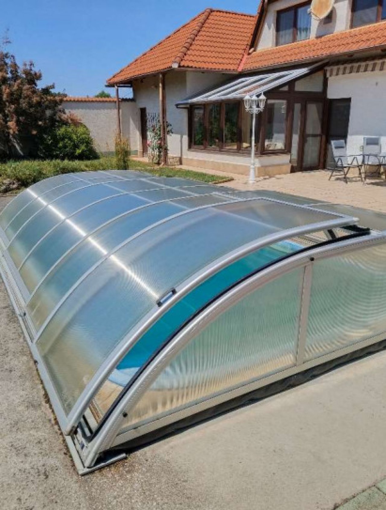 Großzügiges Wohnhaus mit 3 Einheiten, Pool und parkähnlichem Garten (CM225)