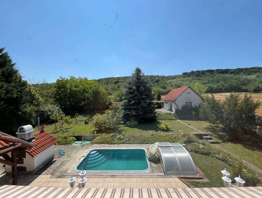 Großzügiges Wohnhaus mit 3 Einheiten, Pool und parkähnlichem Garten (CM225)