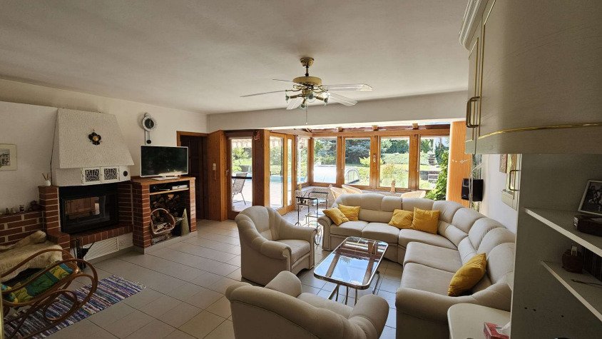 Großzügiges Wohnhaus mit 3 Einheiten, Pool und parkähnlichem Garten (CM225)