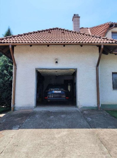 Großzügiges Wohnhaus mit 3 Einheiten, Pool und parkähnlichem Garten (CM225)