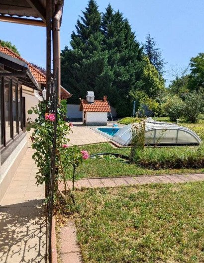 Großzügiges Wohnhaus mit 3 Einheiten, Pool und parkähnlichem Garten (CM225)