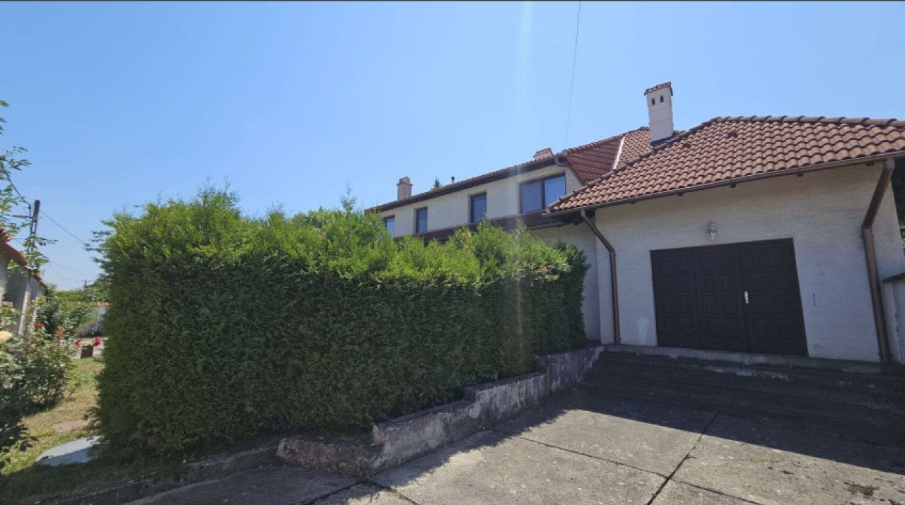 Großzügiges Wohnhaus mit 3 Einheiten, Pool und parkähnlichem Garten (CM225)