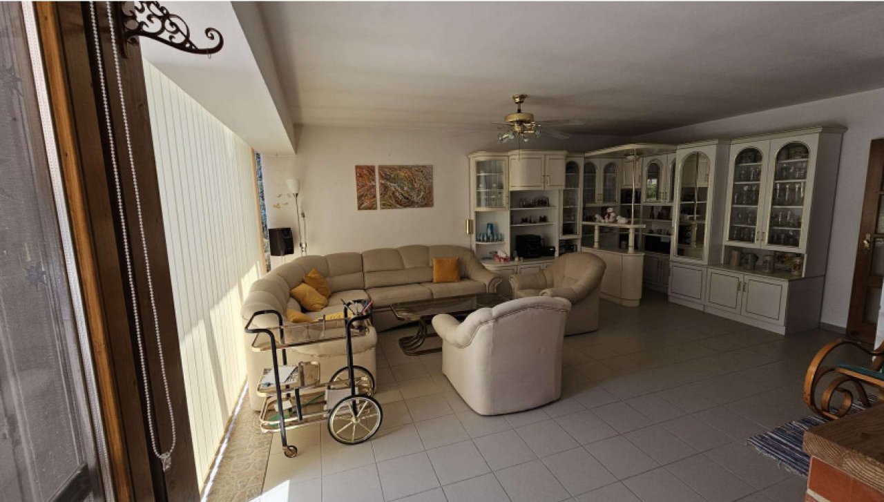 Großzügiges Wohnhaus mit 3 Einheiten, Pool und parkähnlichem Garten (CM225)