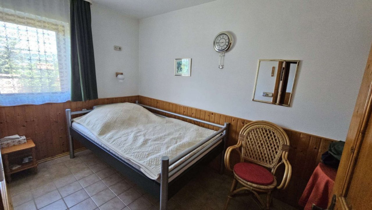 Großzügiges Wohnhaus mit 3 Einheiten, Pool und parkähnlichem Garten (CM225)